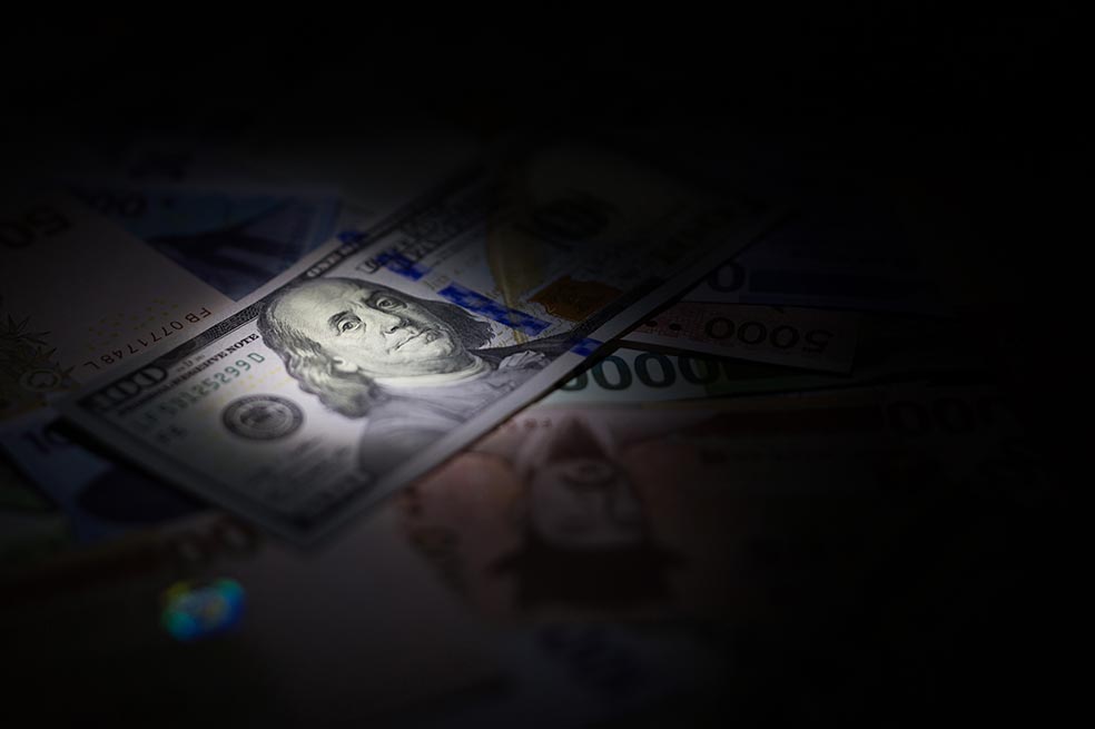 El peso colombiano se ha devaluado 30% frente al dólar estadounidense en el ultimo año. /Bloomberg