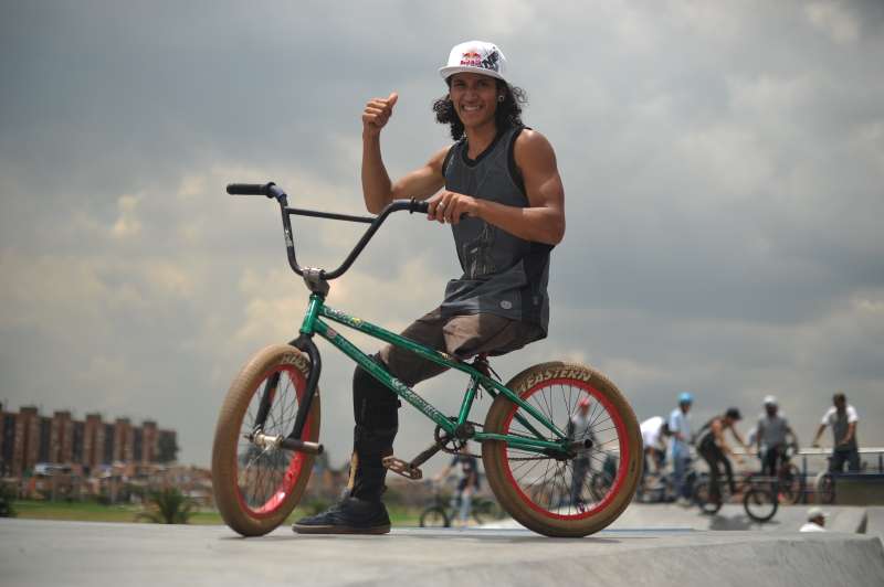 Julián Molina perdió su pierna izquierda en un accidente cuando tenía siete años. Ahora practica BMX freestyle y sueña con promover este deporte en el país. / Gustavo Torrijos - El Espectador