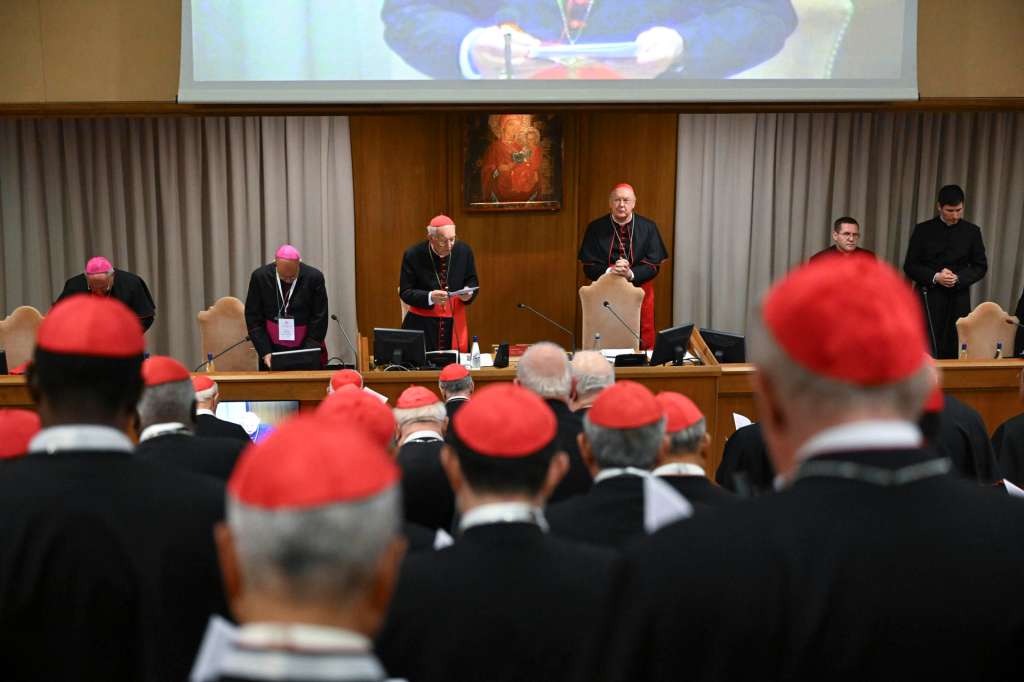 CIUDAD DEL VATICANO, 28/04/2025.-Varios cardenales aseguraron que este lunes se fijará la fecha para el inicio del cónclave en el que se elegirá al sucesor de Francisco mientras se dirigían a la quinta congregación general, en la imagen, las reuniones en las que los purpurados que entrarán en la Capilla Sixtina se van conociendo y concretando un perfil para el próximo pontífice. Estado Vaticano/Mario Tomassetti ***SOLO USO EDITORIAL/SOLO DISPONIBLE PARA ILUSTRAR LA NOTICIA QUE ACOMPAÑA (CRÉDITO OBLIGATORIO)***