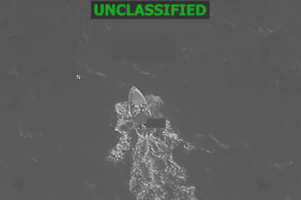 Captura de pantalla del video que compartió el Comando Sur de Estados Unidos sobre el ataque a una supuesta narcolancha en el Pacífico, ocurrido el 15 de abril.