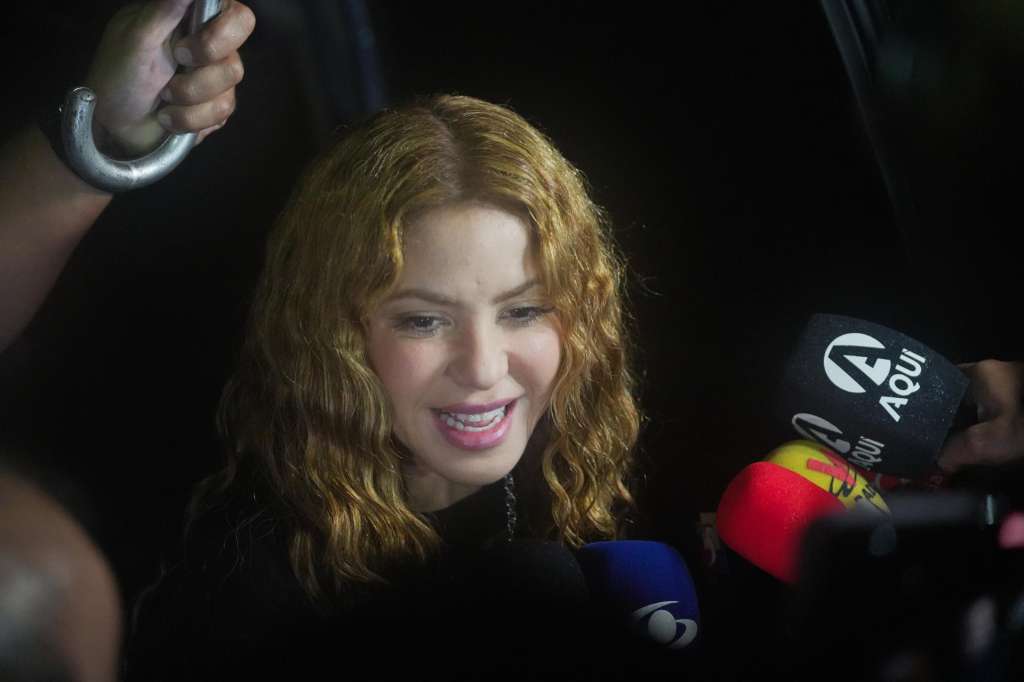 AME1489. CALI (COLOMBIA), 24/10/2025.- La cantante colombiana Shakira habla con periodistas este viernes, en Cali (Colombia). Shakira se presentará este sábado en el estadio Pascual Guerrero de Cali como parte de la segunda fase de su gira mundial 'Las mujeres ya no lloran'. EFE/ Ernesto Guzmán
