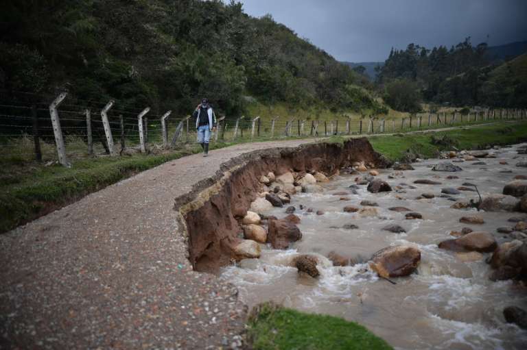 Parte de la carretera fue arrasada por la corriente