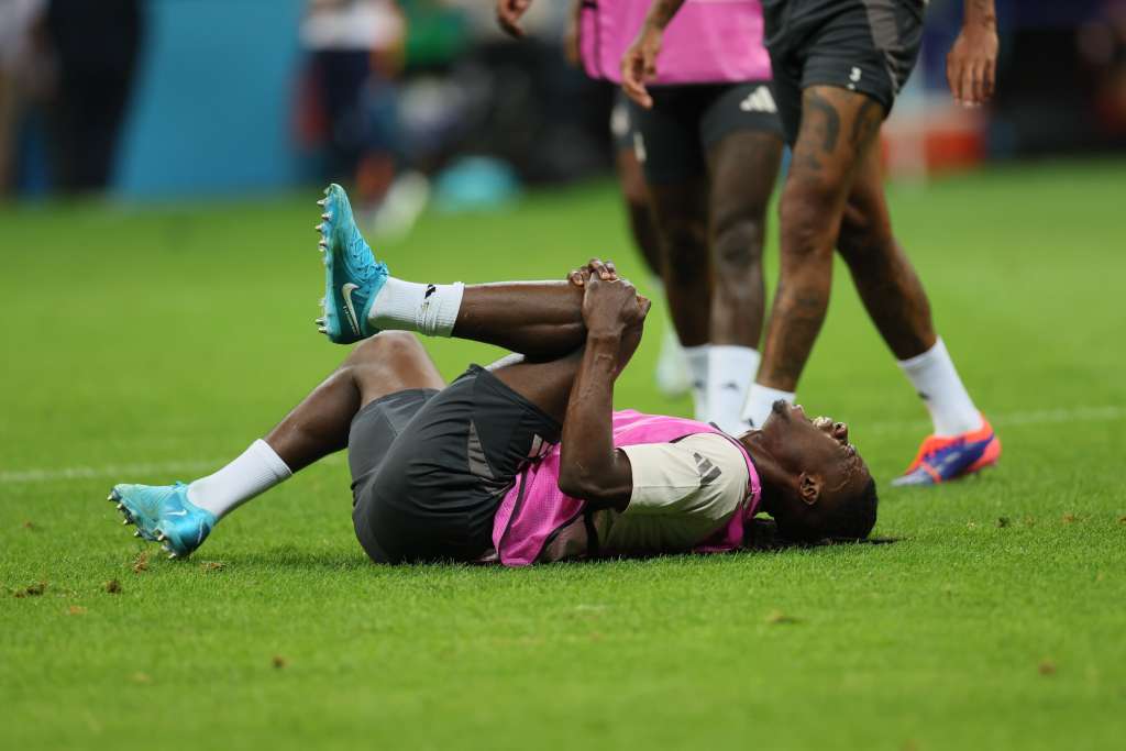 Warsaw (Poland), 13/08/2024.- Real Madrid's Eduardo Camavinga holds his knees on the ground after sustaining an injury during the team's training session at the PGE National Stadium in Warsaw, Poland, 13 August 2024. Real Madrid will face Atalanta BC in the UEFA Super Cup soccer match on 14 August in Warsaw. (Polonia, Varsovia) EFE/EPA/Leszek Szymanski POLAND OUT