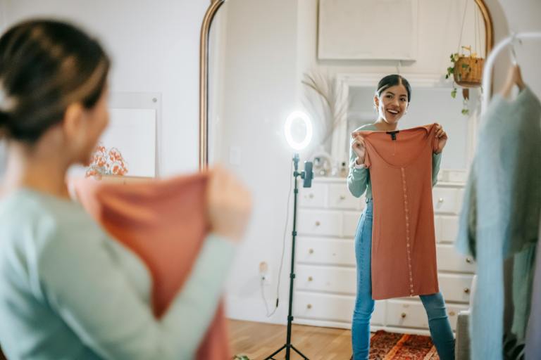 ¿No sabe qué ponerse? Así puede usar la IA para armar outfits con la ropa que ya tiene