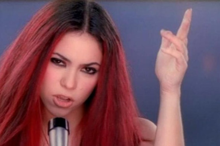 Luego de eso, en 1999, cuando su música comenzó a ser conocida, Shakira se despidió del color negro y pasó a tener un tono de pelo rojizo con raíces oscuras. Sin embargo, siguió conservando el pelo liso, al parecer, para encajar en la industria. Con ese look, la colombiana grabó su tema ‘Ojos así’.