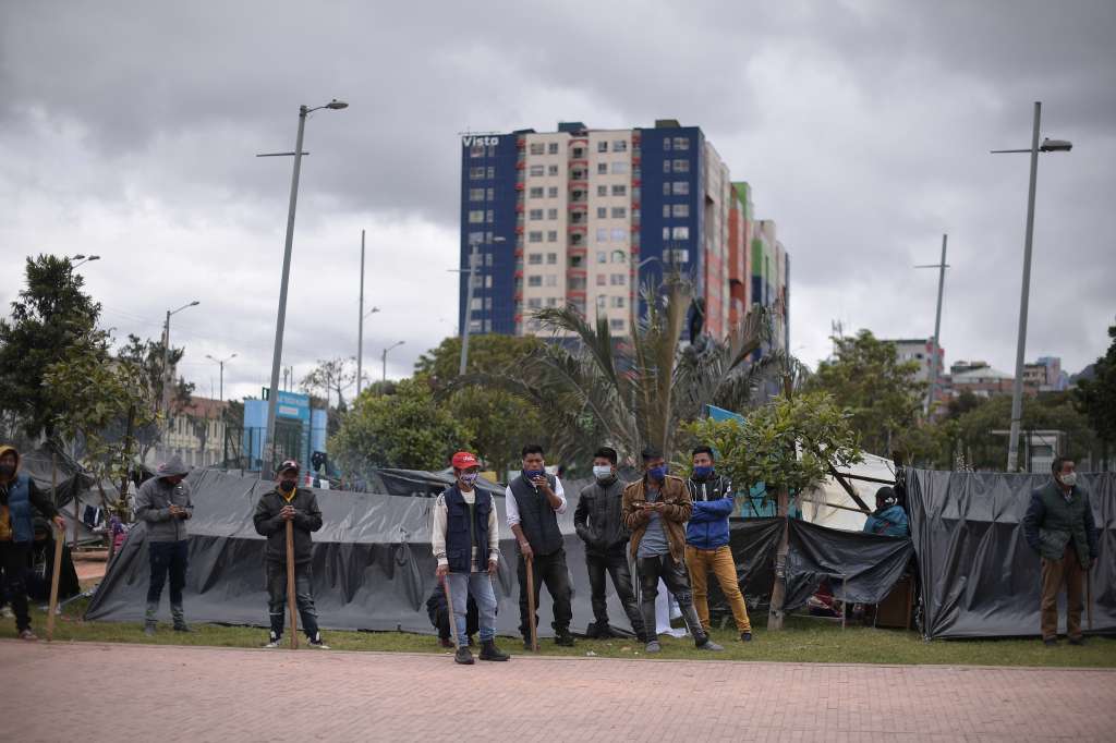 Desde hace 25 días, alrededor de 450 indígenas de la comunidad Embera, viven en cambuches a un costado del Parque Tercer Milenio, población que huyó de su territorio producto del conflicto armado.