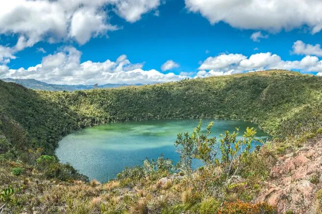 La leyenda de El Dorado, un lugar increíble en el que se creía que existían abundantes minas de oro, surgió en la comunidad indígena muisca, que habitaba la laguna de Guatavita.