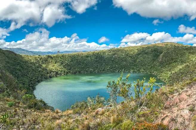 La leyenda de El Dorado, un lugar increíble en el que se creía que existían abundantes minas de oro, surgió en la comunidad indígena muisca, que habitaba la laguna de Guatavita.