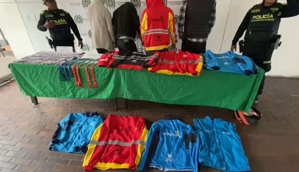 Con prendas de la Alcaldía Local de Ciudad Bolívar y la Secretaría de Salud, sujetos extorsionaban a comerciantes.