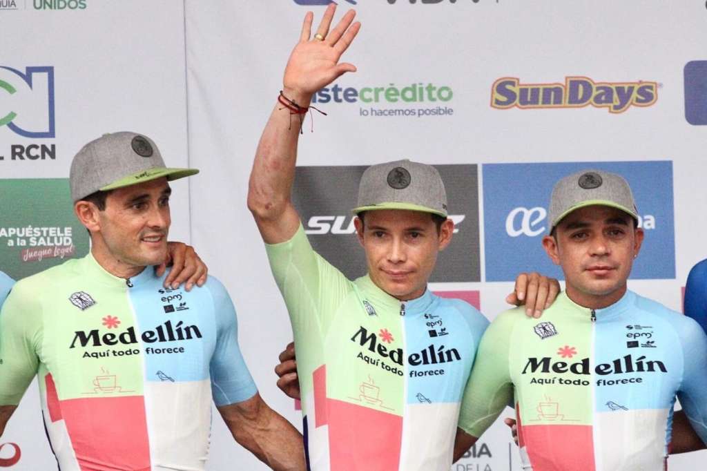 Miguel Ángel 'Supermán' López junto a sus compañeros del Team Medellín Óscar Sevilla (izq.) y Fabio Duarte (der.) durante la Vuelta a Colombia.