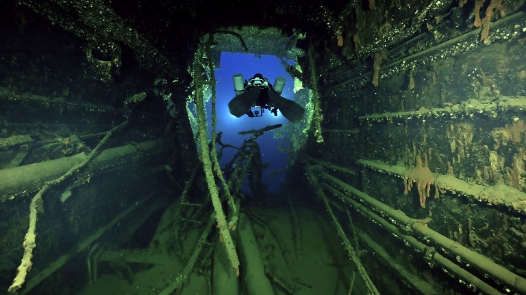Recuperan objetos del barco gemelo del Titanic, que también se hundió hace más de 100 años