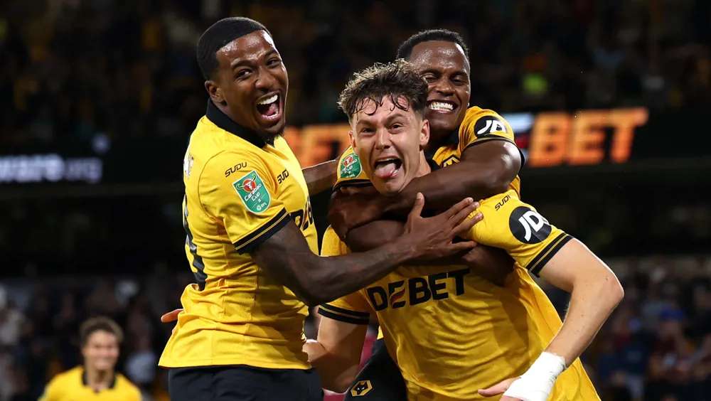 Jhon Arias celebra con los Wolves en la EFL Cup.