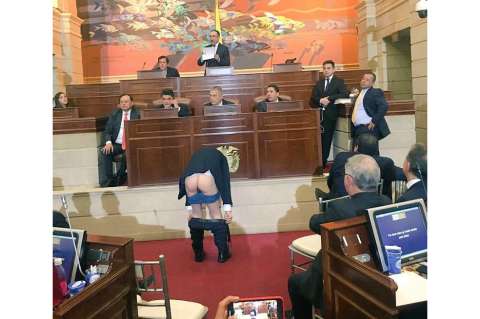 Antanas Mockus se baja los pantalones en plena instalación del Congreso