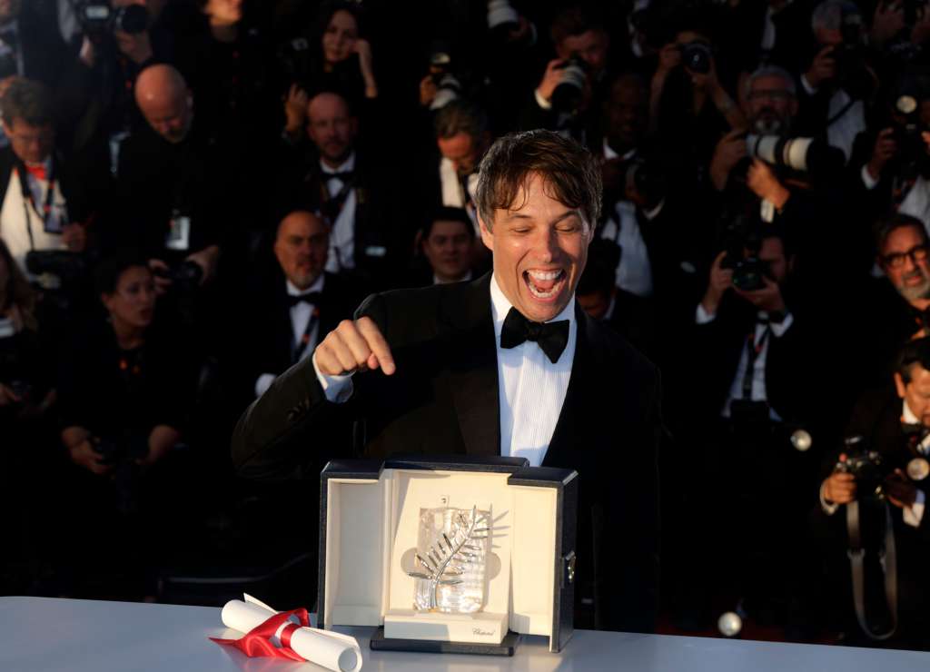 Cannes (France), 25/05/2024.- Sean Baker poses with the 'Palme d'Or' for Anora after the closing and awards ceremony of the 77th annual Cannes Film Festival, in Cannes, France, 25 May 2024. The film festival runs from 14 to 25 May 2024. (Cine, Francia) EFE/EPA/GUILLAUME HORCAJUELO