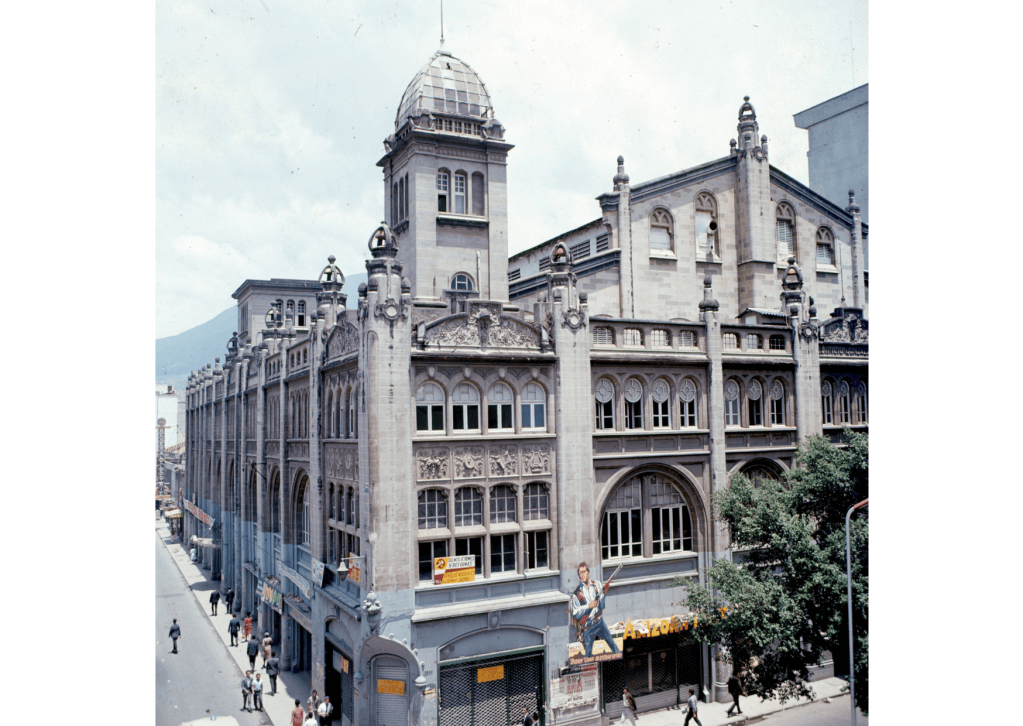 El Teatro Junín de Medellín fue demolido el 5 de octubre de 1967.