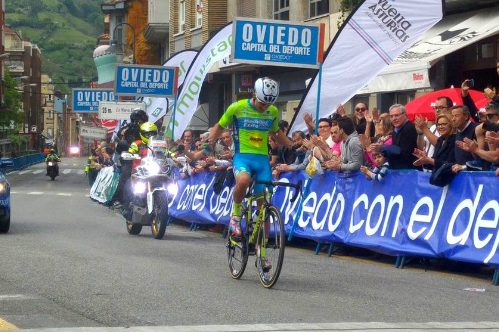 Wilmar Roldán, ganador de la primera etapa de la Vuelta a Asturias. / @ColCiclismo