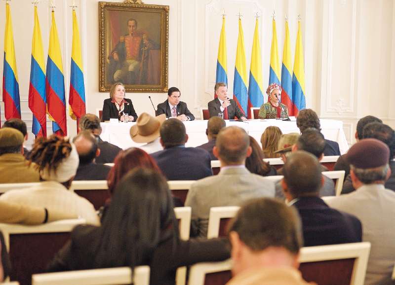 La ministra de Trabajo, Clara López; el ministro del Interior, Juan Fernando Cristo; el presidente Juan Manuel Santos, y la exsenadora Piedad Córdoba, durante la reunión con los integrantes de La Paz Sí Es Contigo.