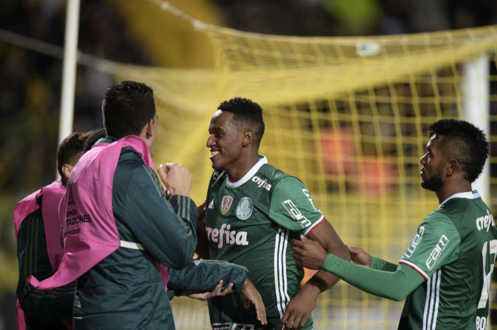 El defensor colombiano Yerry Mina celebra el gol que anotó este miércoles contra Peñarol. / AFP
