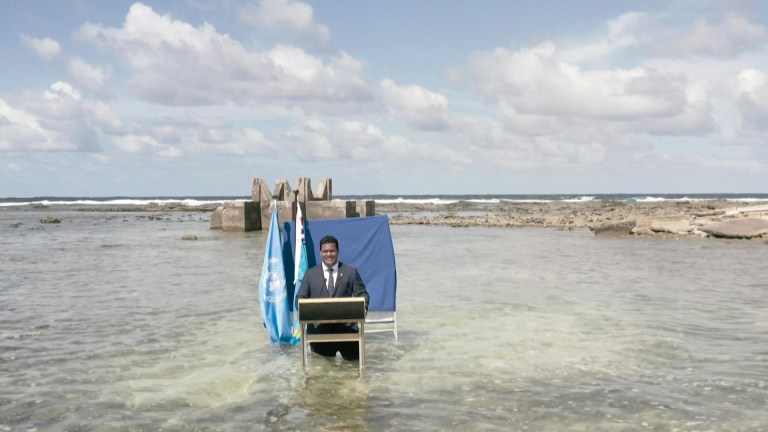 Con el agua en las rodillas: el simbólico discurso de un ministro en la COP26