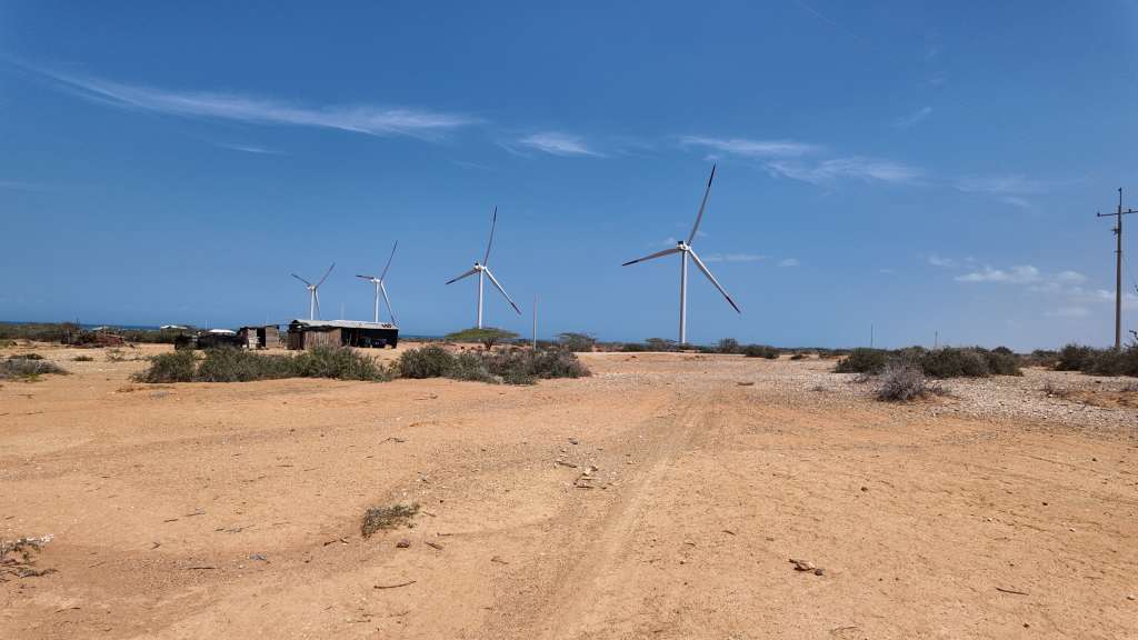 Jepírachi fue el primer parque eólico en operar en Colombia. Se puso en marcha en 2003 y funcionó hasta 2023, cuando tuvo que apagarse por temas regulatorios y obsolescencia de su tecnología.