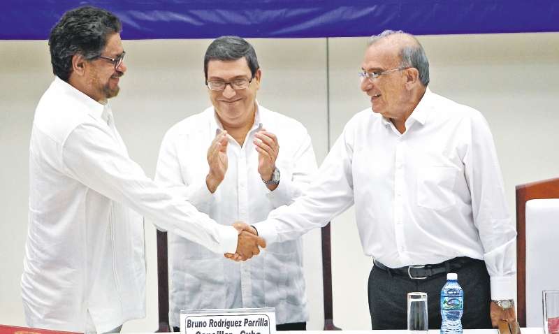 Los jefes negociadores del Gobierno y las Farc, Humberto de la Calle e Iván Márquez, acompañados por el ministro cubano Bruno Rodríguez Parrilla. / EFE
