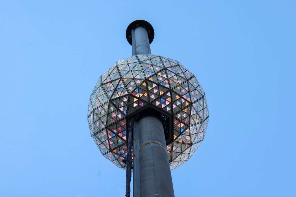 New York (United States), 30/12/2024.- The New Year's Eve ball rises during a test atop One Times Square in New York, New York, USA, 30 December 2024. The ball is illuminated by 32,256 energy efficient LEDs and enhanced by 2,688 crystal triangles. (Nueva York) EFE/EPA/SARAH YENESEL