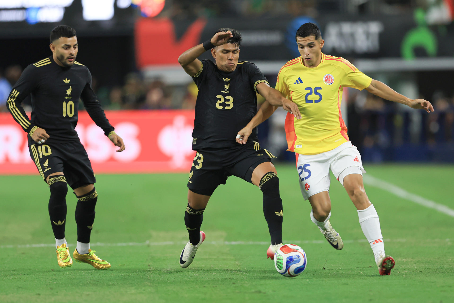 AMDEP6151. ARLINGTON (ESTADOS UNIDOS), 11/10/2025.- Jesús Gallardo (c) de México disputa el balón con Kevin Serna de Colombia este sábado, durante un partido de preparación para la Copa Mundial 2026 entre México y Colombia en el estadio AT&T en Arlington (EE.UU.). EFE/ Carlos Ramírez