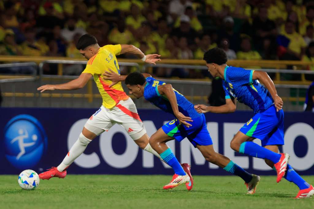 AME8789. CARTAGENA (COLOMBIA), 12/04/2025.- Santiago Londoño (i) de Colombia disputa el balón con Denner Alves de Brasil este sábado, en un partido de la final del Sudamericano Sub-17 entre Colombia y Brasil, en el estadio Jaime Morón, en Cartagena (Colombia). EFE/ Ricardo Maldonado Rozo