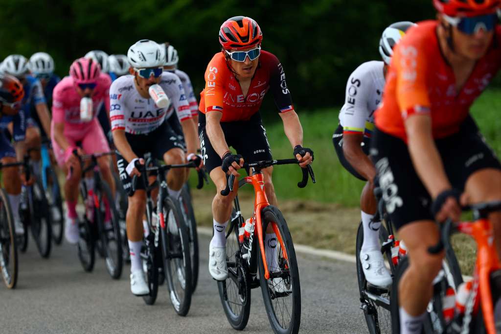 El ciclista británico del equipo Ineos, Geraint Thomas (centro), rueda en el pelotón durante la sexta etapa del Giro de Italia 2024.