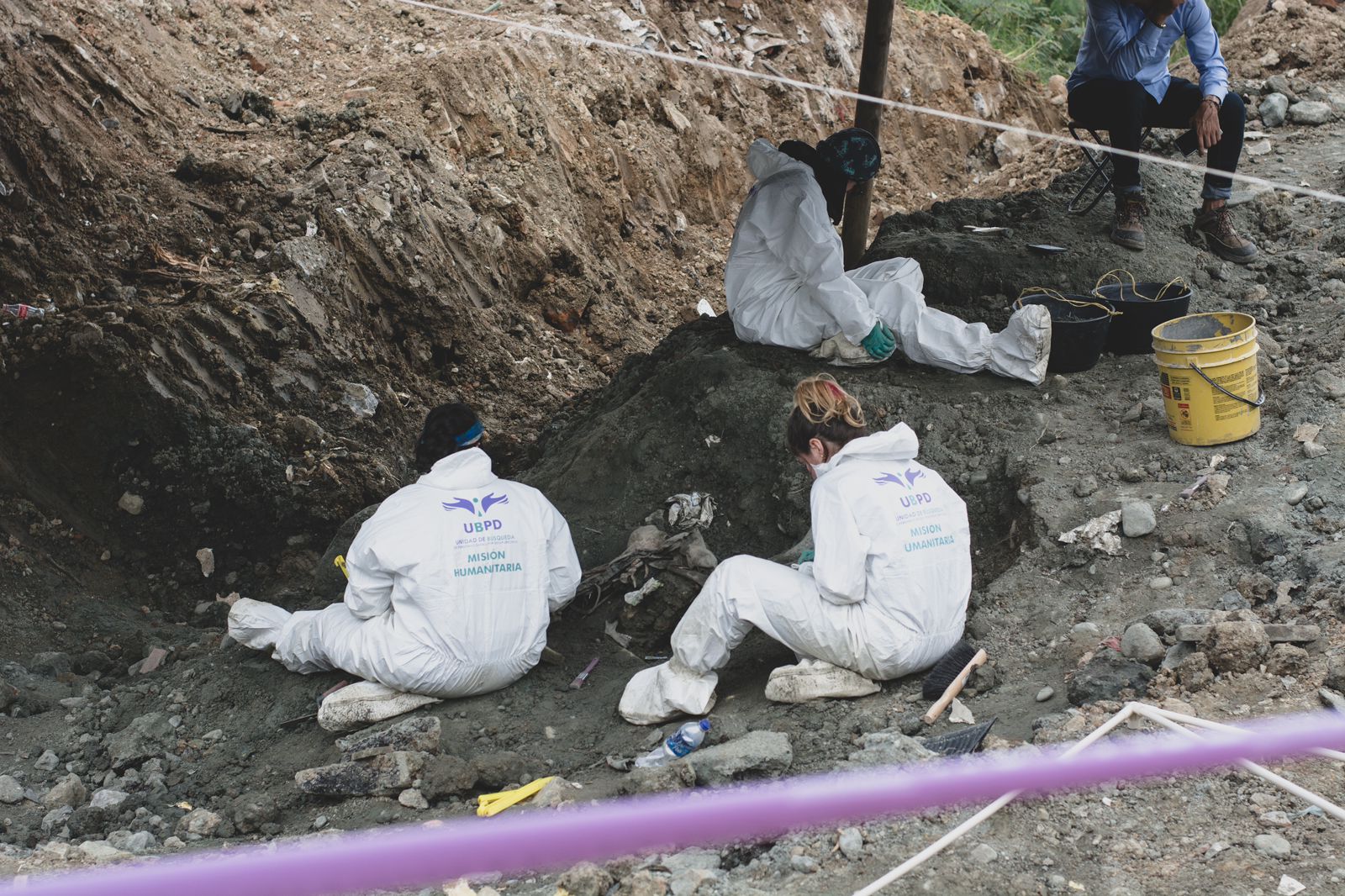 Vestidos con trajes de protección, los expertos trabajan documentando cada hallazgo en la ladera de La Escombrera.