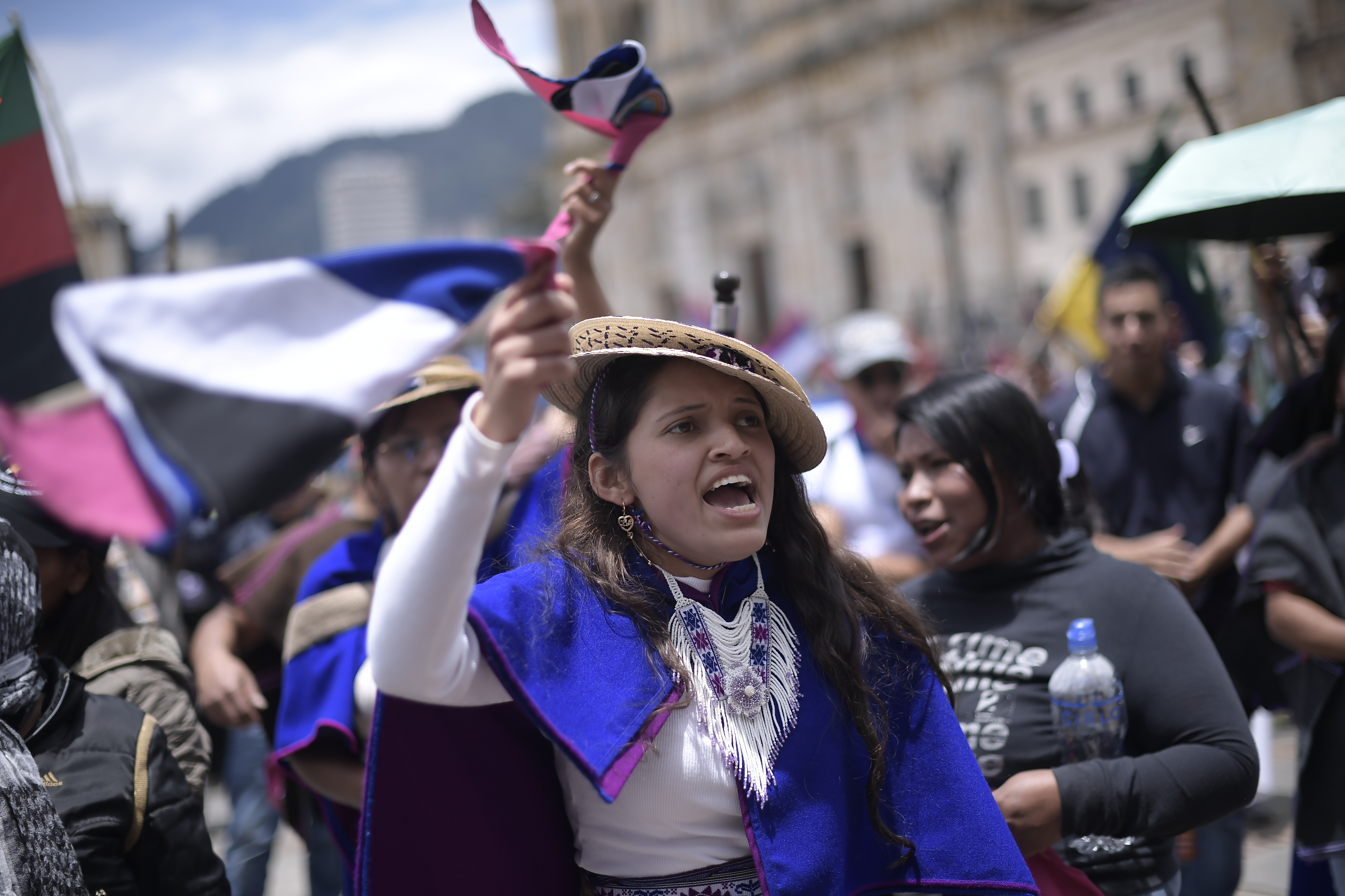Más de 1.500 indígenas de Piandamó (Cauca) y Nariño llegaron a Bogotá en chivas, luego se instalaron en la Plaza de Bolívar a la espera de que el presidente Gustavo Petro los escuche.