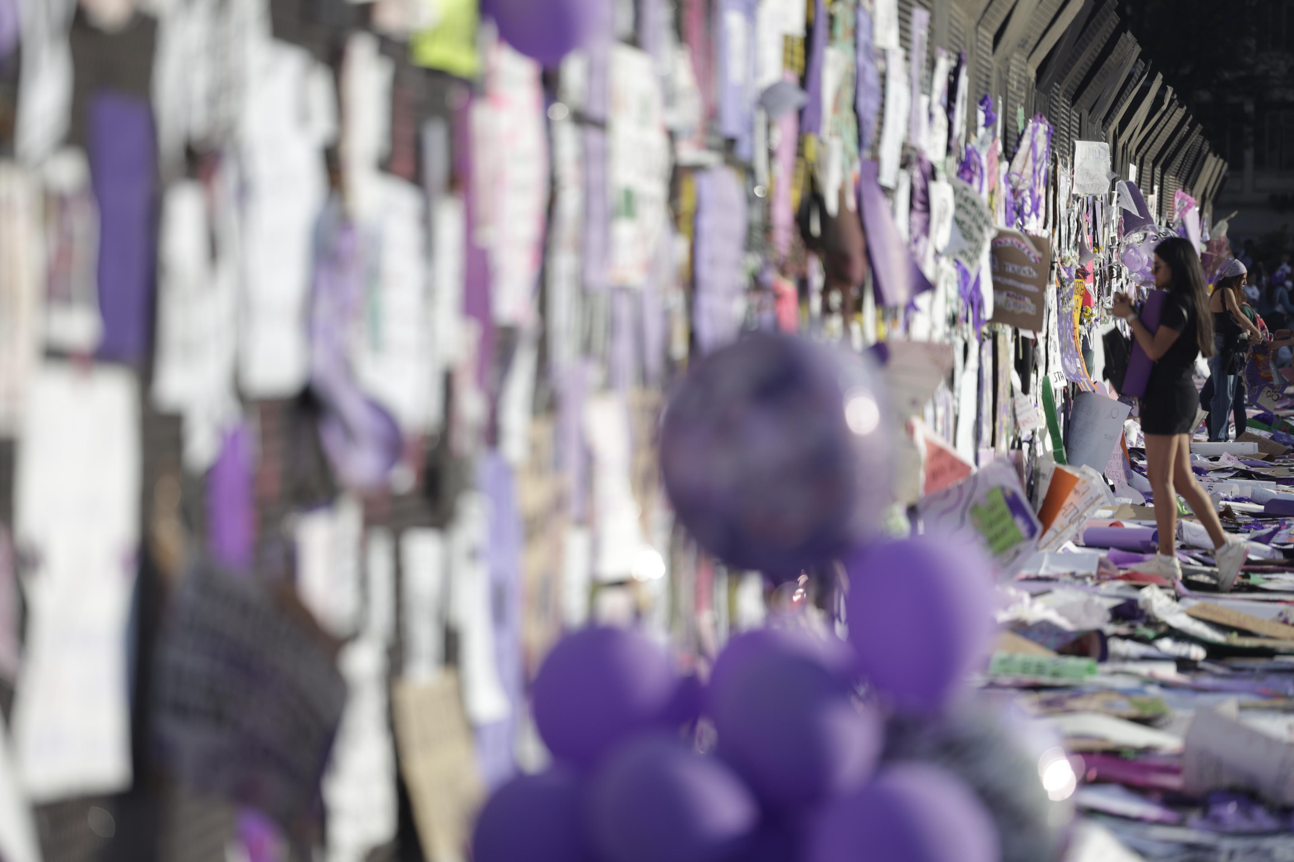 MEX5922. CIUDAD DE MÉXICO (MÉXICO), 08/03/2025.- Mujeres colocan mensajes en vallas metálicas este sábado, en el marco del Día Internacional de la Mujer, en Ciudad de México (México). México vivió este sábado un histórico 8 de marzo, Día Internacional de la Mujer, el primero con una presidenta, Claudia Sheinbaum, a quien las miles de manifestantes acusaron de no escuchar sus demandas e intentar silenciarlas al cercar con bardas el Zócalo, enviando el mensaje de que en su gobierno, "no llegaron todas".EFE/ Sáshenka Gutiérrez