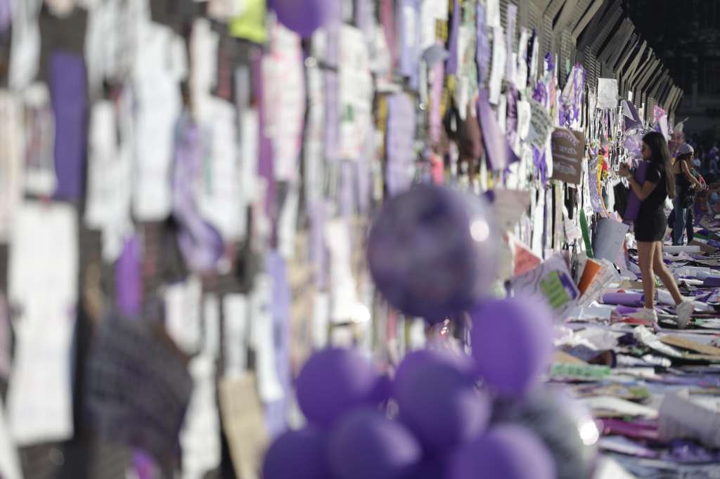 MEX5922. CIUDAD DE MÉXICO (MÉXICO), 08/03/2025.- Mujeres colocan mensajes en vallas metálicas este sábado, en el marco del Día Internacional de la Mujer, en Ciudad de México (México). México vivió este sábado un histórico 8 de marzo, Día Internacional de la Mujer, el primero con una presidenta, Claudia Sheinbaum, a quien las miles de manifestantes acusaron de no escuchar sus demandas e intentar silenciarlas al cercar con bardas el Zócalo, enviando el mensaje de que en su gobierno, "no llegaron todas".EFE/ Sáshenka Gutiérrez