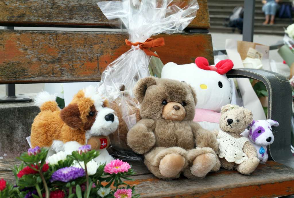 -FOTODELDIA- Annecy (Francia), 09/06/2023.- Vista del homenaje con flores y peluches la escena del ataque en un parque de Annecy, Francia, este viernes, donde ayer un hombre con un cuchillo hirió hasta seis personas, cuatro de ellas menores, que han tenido que ser trasladadas al hospital. Según las autoridades, el autor es un refugiado sirio que permanece bajo custodia policial. EFE/Gregory Ros