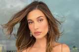 Hailey Bieber trae una nueva tendencia de uñas con su manicure perlado