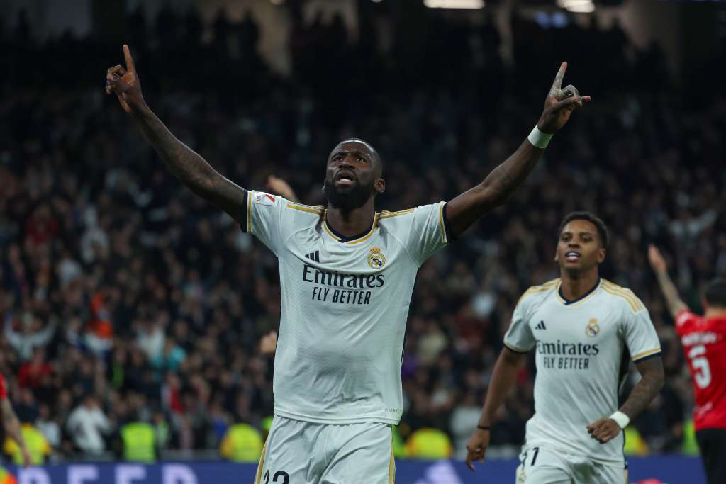 MADRID, 03/01/2024.- El defensa alemán del Real Madrid Antonio Rudiger celebra el primer gol de su equipo durante el partido de la jornada 19 de LaLiga EA Sports disputado entre el Real Madrid y el RCD Mallorca, este miércoles en el estadio Santiago Bernabéu. EFE/ Kiko Huesca