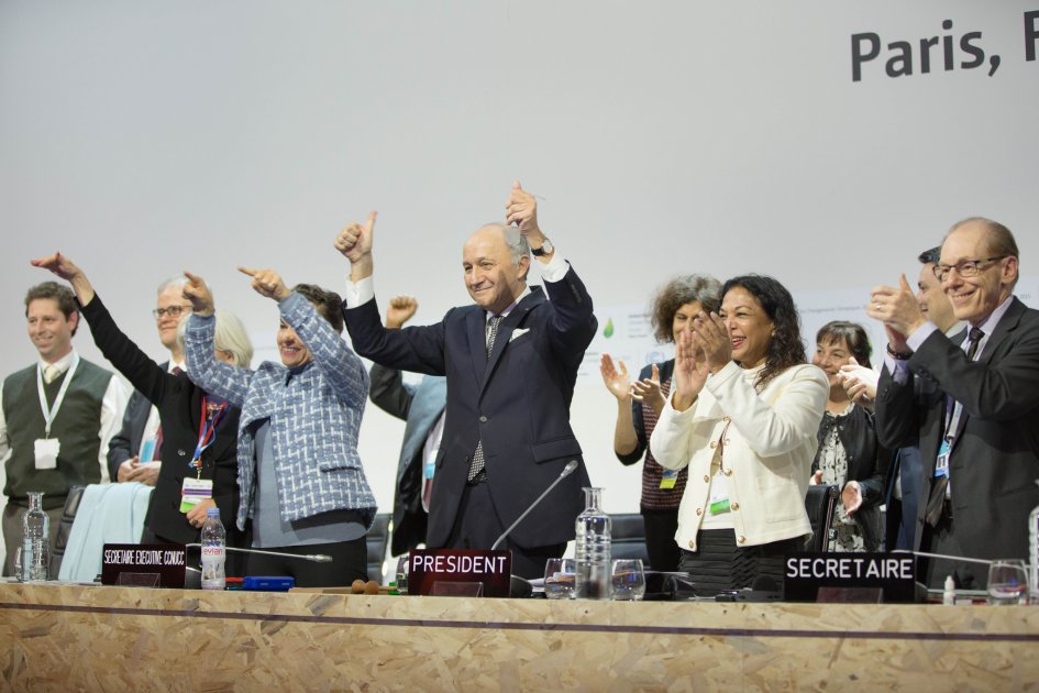 Asamblea que preside la Cumbre de Cambio Climático. En el centro Laurent Fabius, ministro de Relaciones Exteriores de Francia y presidente de la Cumbre. / Flickr - UNclimatechange