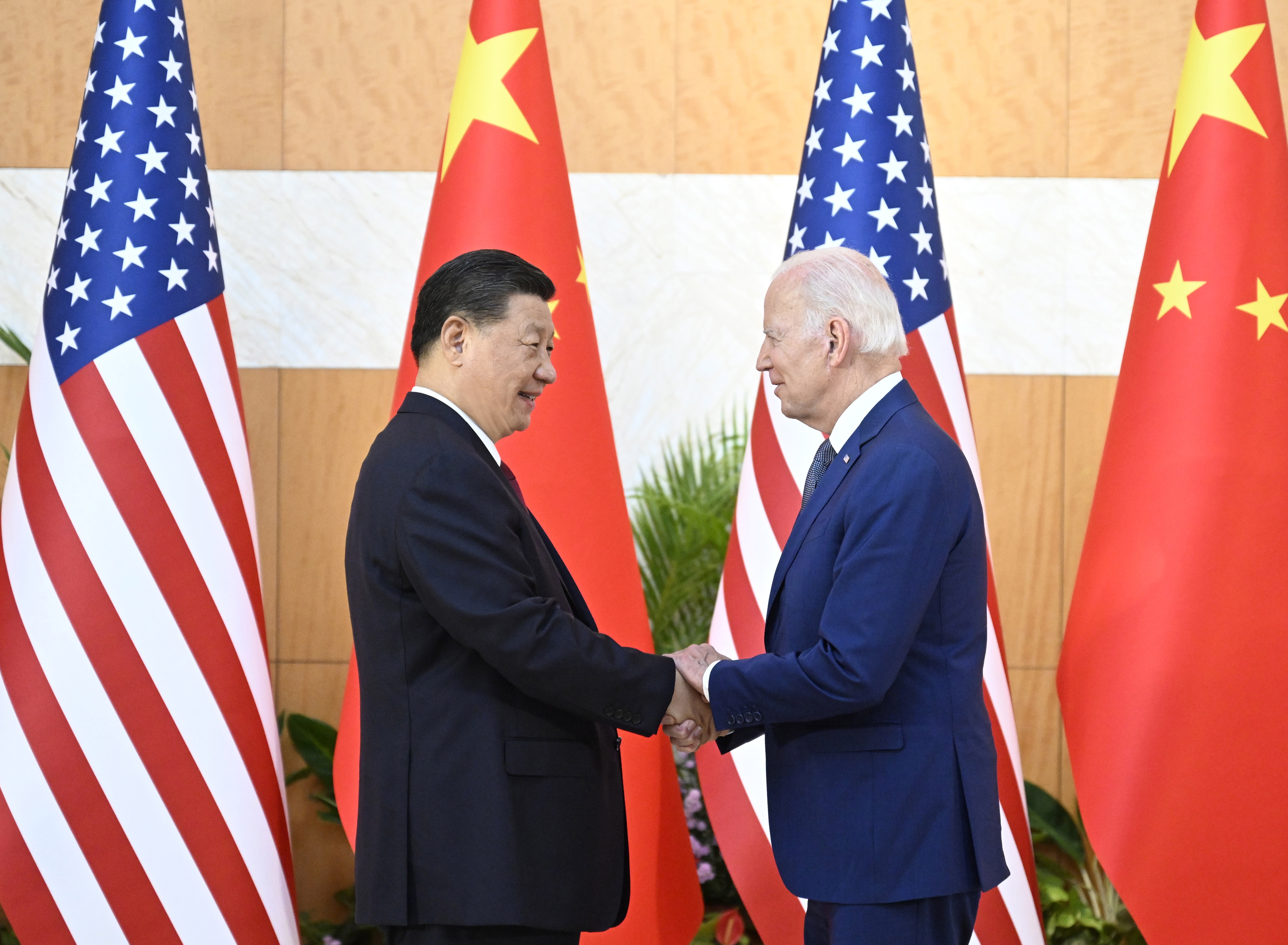 Bali (Indonesia), 14/11/2022.- Chinese President Xi Jinping (L) greets his US counterpart Joe Biden before their meeting, one day ahead of the G20 Summit in Bali, Indonesia, 14 November 2022. The 17th Group of Twenty (G20) Heads of State and Government Summit will be held in Bali from 15 to 16 November 2022. EFE/EPA/XINHUA /LI XUEREN CHINA OUT / MANDATORY CREDIT EDITORIAL USE ONLY