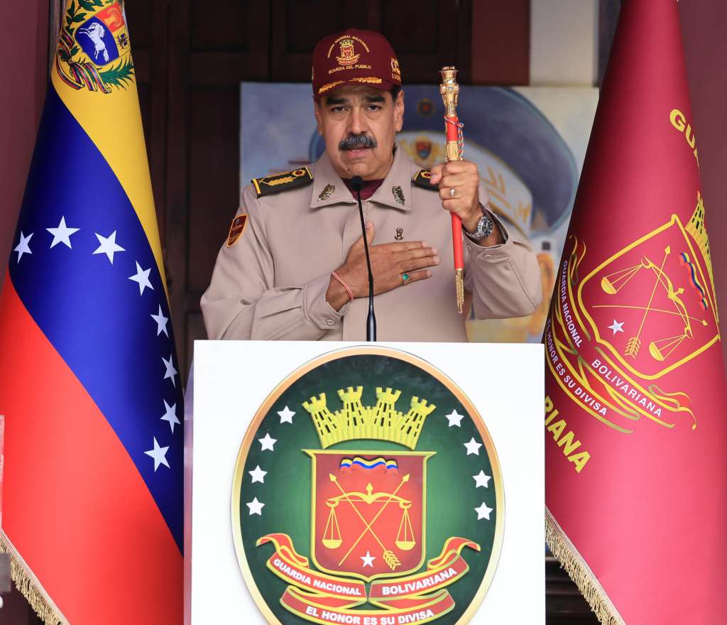 AME7580. CARACAS (VENEZUELA), 04/08/2025.- Fotografía cedida por Prensa del Palacio de Miraflores donde se observa al presidente de Venezuela, Nicolás Maduro, hablando en un acto de gobierno en Caracas (Venezuela). Maduro reiteró que el expresidente de Colombia Juan Manuel Santos (2010-2018) condujo y financió un ataque fallido atentado en su contra ocurrido el 4 de agosto de 2018 con un dron cargado de explosivos. EFE/ Prensa del Palacio de Miraflores /SOLO USO EDITORIAL NO VENTAS /SOLO DISPONIBLE PARA ILUSTRAR LA NOTICIA QUE ACOMPAÑA (CRÉDITO OBLIGATORIO)