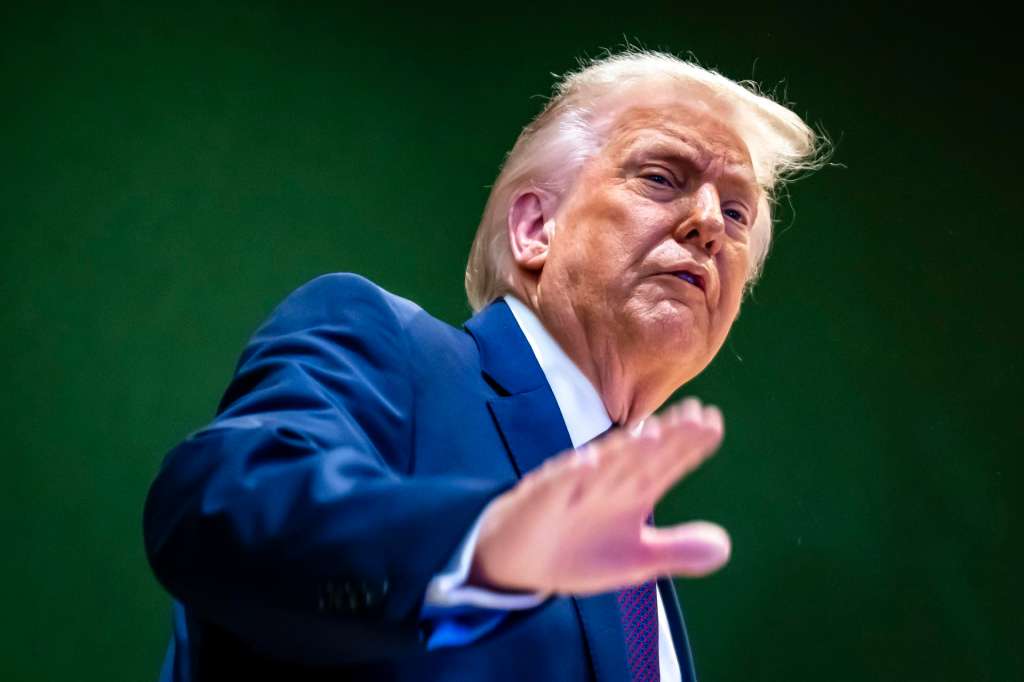 DAVOS (Switzerland), 22/01/2026.- US President Donald Trump gestures as he climbs a staircase after a signing ceremony of the founding charter at the 'Board of Peace' meeting during the 56th annual meeting of the World Economic Forum (WEF), in Davos, Switzerland, 22 January 2026. The 2026 summit, running from 19 to 23 January and held under the theme 'A Spirit of Dialogue,' brings together global political leaders, corporate executives, and scientists to address international challenges. (Suiza) EFE/EPA/LAURENT GILLIERON