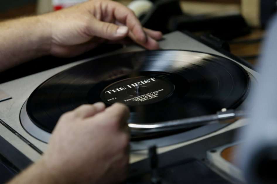 Se venden compitiendo con los "compact disc" en las tiendas de discos. / Bloomberg News