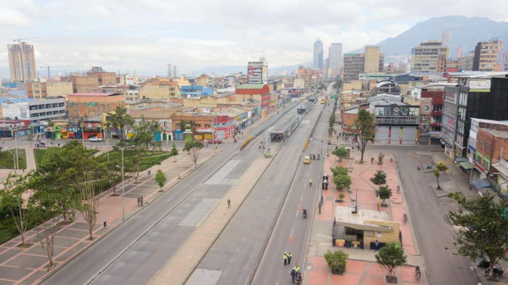 Durante la mañana del viernes 8 de enero, las calles han permanecido solas y los establecimientos comerciales cerrados.
