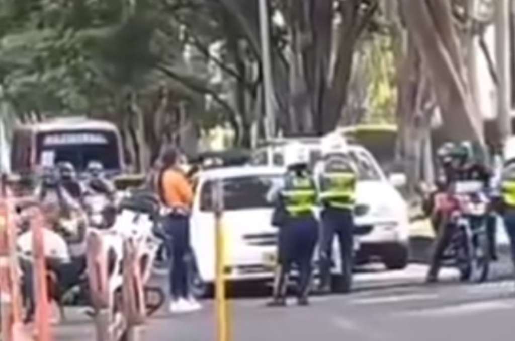 El agente de tránsito fue arrastrado por el vehículo por cinco cuadras, según la Secretaría de Movilidad.
