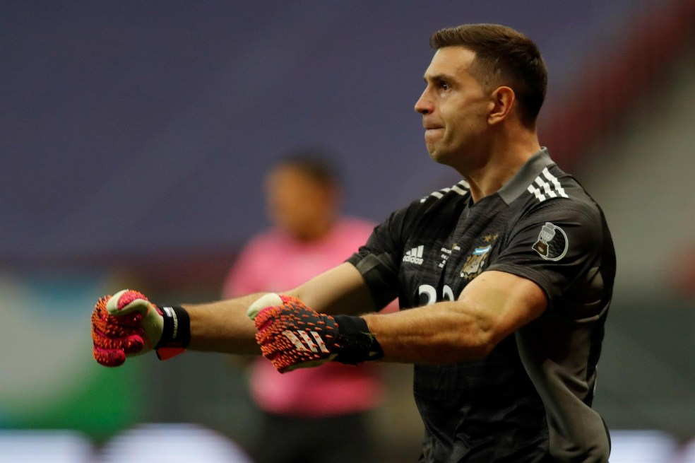 Emiliano Martínez atajó tres penaltis y fue la figura de la clasificación de Argentina al a final de la Copa América.