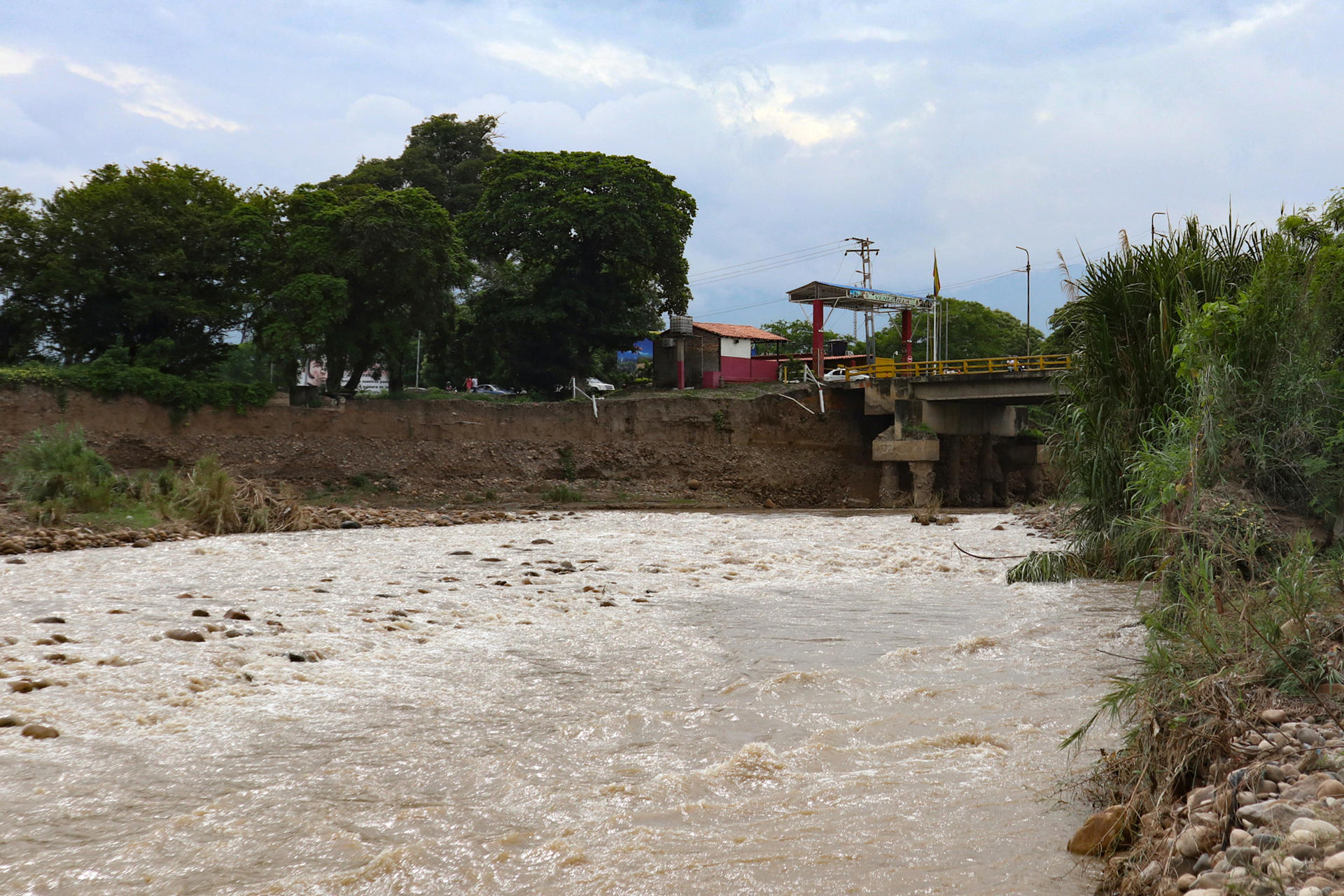 AME8772. CÚCUTA (COLOMBIA), 02/05/2026.- Fotografía que muestra al Puente Internacional Francisco de Paula Santander este sábado, en Cúcuta (Colombia). El paso fronterizo entre Colombia y Venezuela tiene restricciones en uno de sus puntos por una falla estructural en el puente internacional Francisco de Paula Santander, que conecta a Cúcuta, capital del departamento de Norte de Santander, con Pedro María Ureña, en el estado venezolano de Táchira, confirmaron las autoridades. EFE/ Mario Caicedo