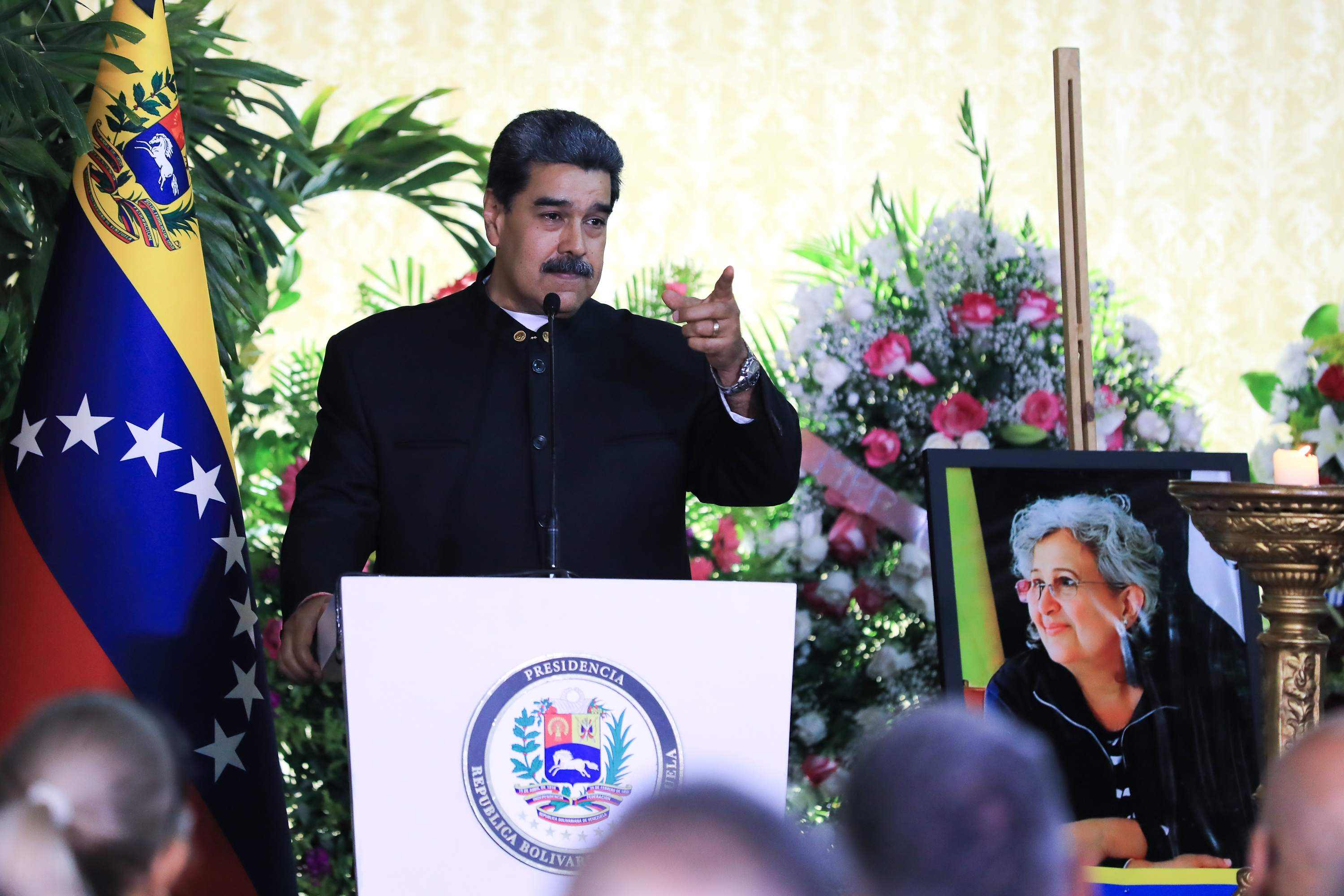 AME918. CARACAS (VENEZUELA), 12/04/2023.- Fotografía cedida por la oficina de Pensa de Miraflores donde se observa al presidente venezolano, Nicolás Maduro, durante el velorio de Tibisay Lucena, hoy, en Caracas (Venezuela). Maduro repudió las "campañas fascistas de odio" y de "persecución" que -aseguró- hubo contra la ministra de Educación Universitaria y expresidenta del Consejo Nacional Electoral (CNE), Tibisay Lucena, quien falleció este miércoles luego de sufrir un cáncer durante años. En un homenaje en la capilla ardiente, instalada en la sede de la Cancillería, en Caracas, el jefe de Estado señaló que, durante los 14 años que Lucena estuvo al frente del Poder Electoral, "puso en alto el valor, la valentía y el patriotismo de la mujer venezolana enfrentando las campañas fascistas de odio, de intolerancia, de agresión moral, humana y política" y de "persecución". EFE/ Prensa Miraflores SÓLO USO EDITORIAL/SÓLO DISPONIBLE PARA ILUSTRAR LA NOTICIA QUE ACOMPAÑA (CRÉDITO OBLIGATORIO)