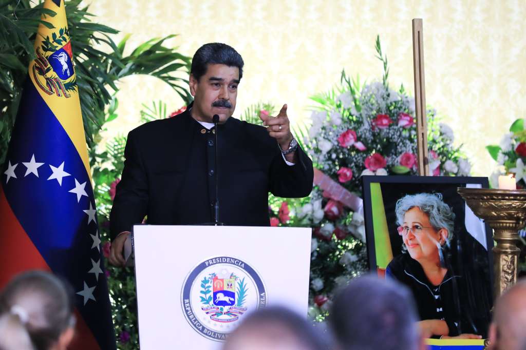 AME918. CARACAS (VENEZUELA), 12/04/2023.- Fotografía cedida por la oficina de Pensa de Miraflores donde se observa al presidente venezolano, Nicolás Maduro, durante el velorio de Tibisay Lucena, hoy, en Caracas (Venezuela). Maduro repudió las "campañas fascistas de odio" y de "persecución" que -aseguró- hubo contra la ministra de Educación Universitaria y expresidenta del Consejo Nacional Electoral (CNE), Tibisay Lucena, quien falleció este miércoles luego de sufrir un cáncer durante años. En un homenaje en la capilla ardiente, instalada en la sede de la Cancillería, en Caracas, el jefe de Estado señaló que, durante los 14 años que Lucena estuvo al frente del Poder Electoral, "puso en alto el valor, la valentía y el patriotismo de la mujer venezolana enfrentando las campañas fascistas de odio, de intolerancia, de agresión moral, humana y política" y de "persecución". EFE/ Prensa Miraflores SÓLO USO EDITORIAL/SÓLO DISPONIBLE PARA ILUSTRAR LA NOTICIA QUE ACOMPAÑA (CRÉDITO OBLIGATORIO)