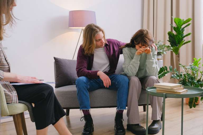 Cáncer
Las personas nacidas bajo este signo zodiacal se toman todo muy en serio y pueden llegar a creer que todos están en su contra. Puede que por su sensibilidad los demás crean que los Cáncer son débiles, pero es todo lo contrario. Su carácter es fuerte y es gracias a su conexión con sus sentimientos.

Al ser personas maternales sienten mucha emoción cuando comparten con bebés y niños y simpatizan mucho cuando un familiar o amigo está en problemas. En ocasiones pareciera que son amantes del drama, pero siempre sabrán defenderse ante los ataques que busquen herirlos.