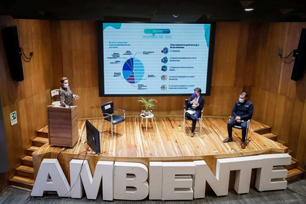 Carolina Urrutia, secretaria de Ambiente de Bogotá, Claudia López, alcaldesa de la capital y Guillermo Escobar, director del Idiger.