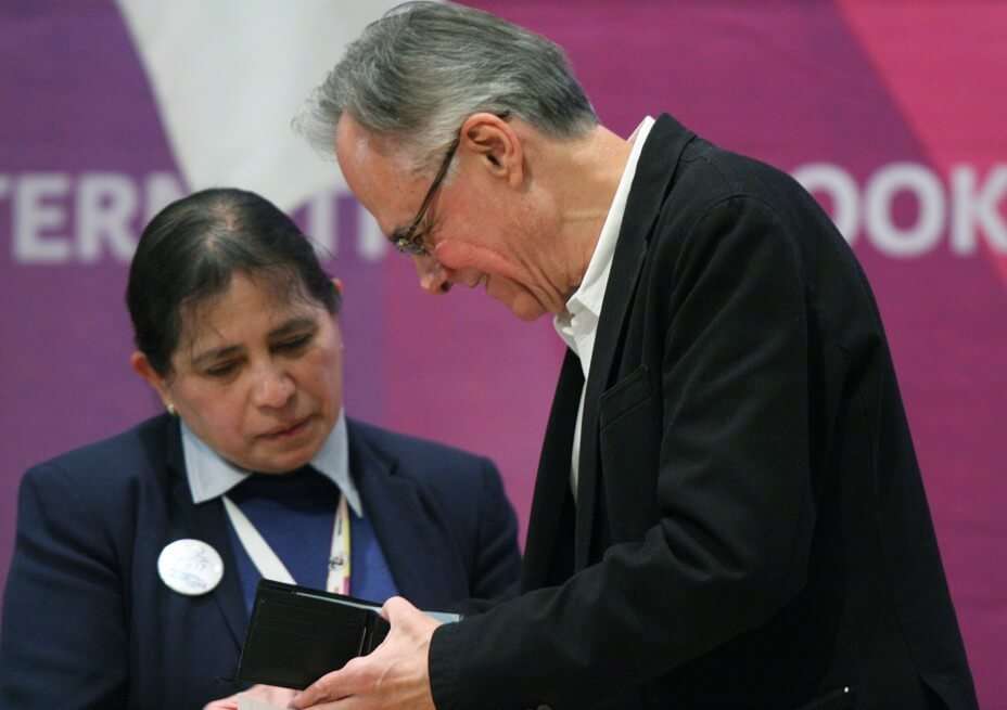 El escritor colombiano Fernando Vallejo cuando donó los 150 mil dólares de su Premio FIL Literatura en Lenguas Romances a dos asociaciones defensoras de animales de México. / AFP